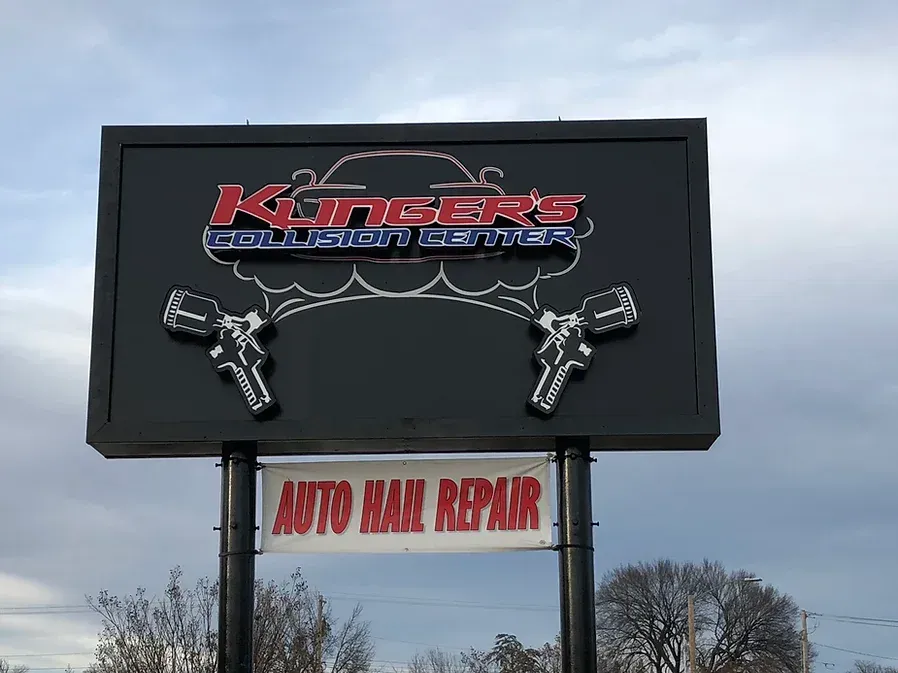 Illuminated Klinger's Collision Center pole sign